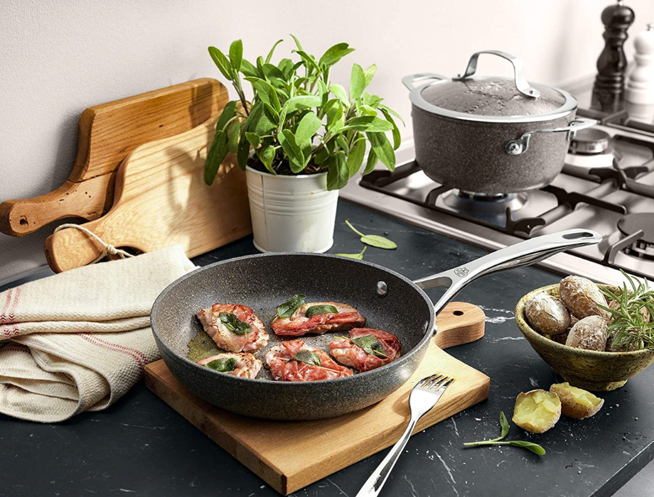 Stone-effect non-stick pans: discover the lines and advantages of this particular coating!