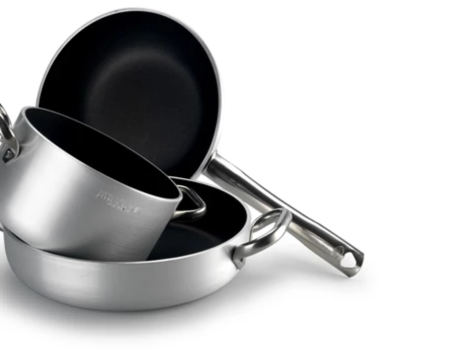 Agnelli Platinum pots: the advantages of aluminum combined with the best non-stick coating by DuPont