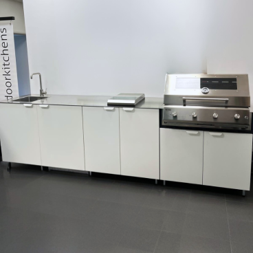 Cucina da esterno Porta Maggiore OF Outdoorkitchens, Bianca con barbecue 4 fuochi, lavello e piano cottura e frigo (OUTLET) - RITIRO IN SEDE