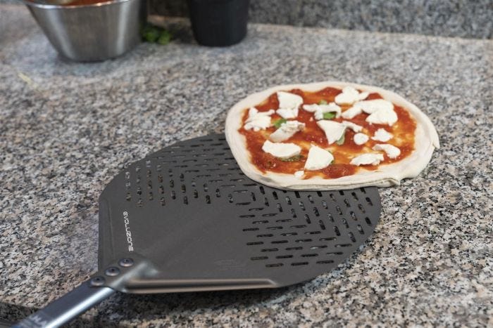 Pala pizza in alluminio anodizzato forata tonda, diam. 33 cm, manico 60 cm