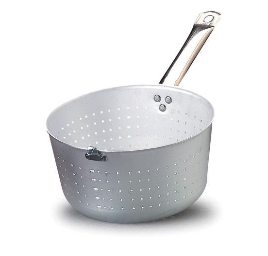 Colapasta in alluminio con un manico e gancio in acciaio Inox