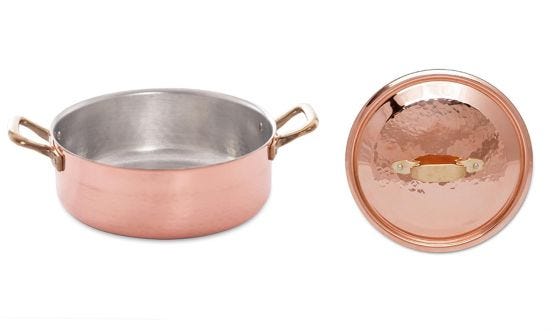 Low casserole in hammered tinned copper with two brass handles and lid, diam. 18cm