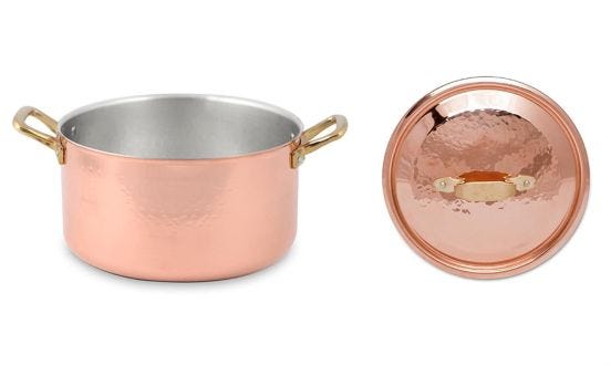 Medium casserole in hammered tinned copper with two brass handles and lid, diam. 26cm