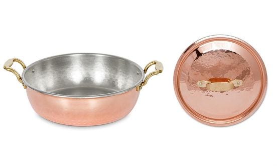 Low casserole in hammered tinned copper with two brass handles and lid, diam. 26cm