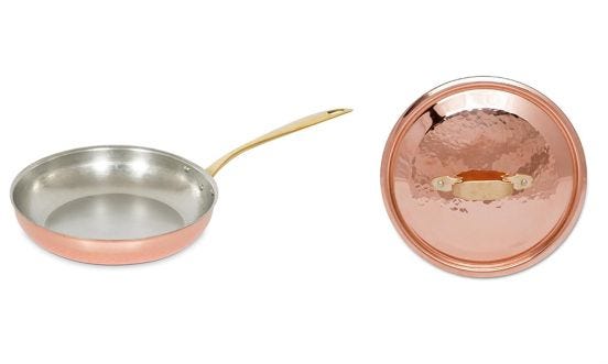 Low flared pan in hammered tinned copper with a brass handle and lid, diam. 28cm