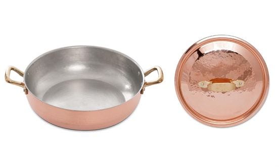 Tall pan in hammered tinned copper with two brass handles and lid, diam. 30cm
